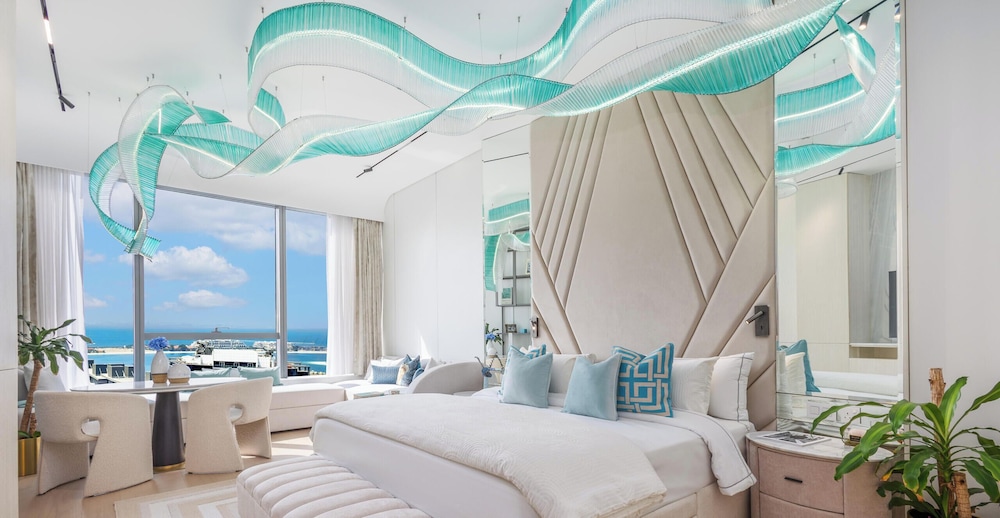 LUX Iconic Views at Palm Tower Studio 4
