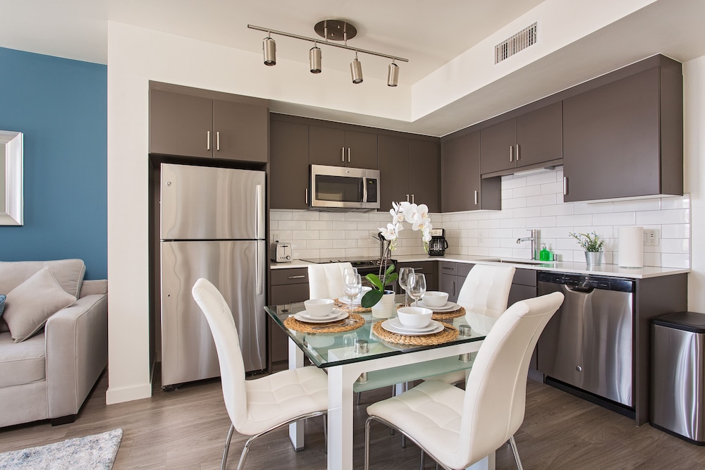 Brand New Downtown LA Luxury Apartment - Image 3