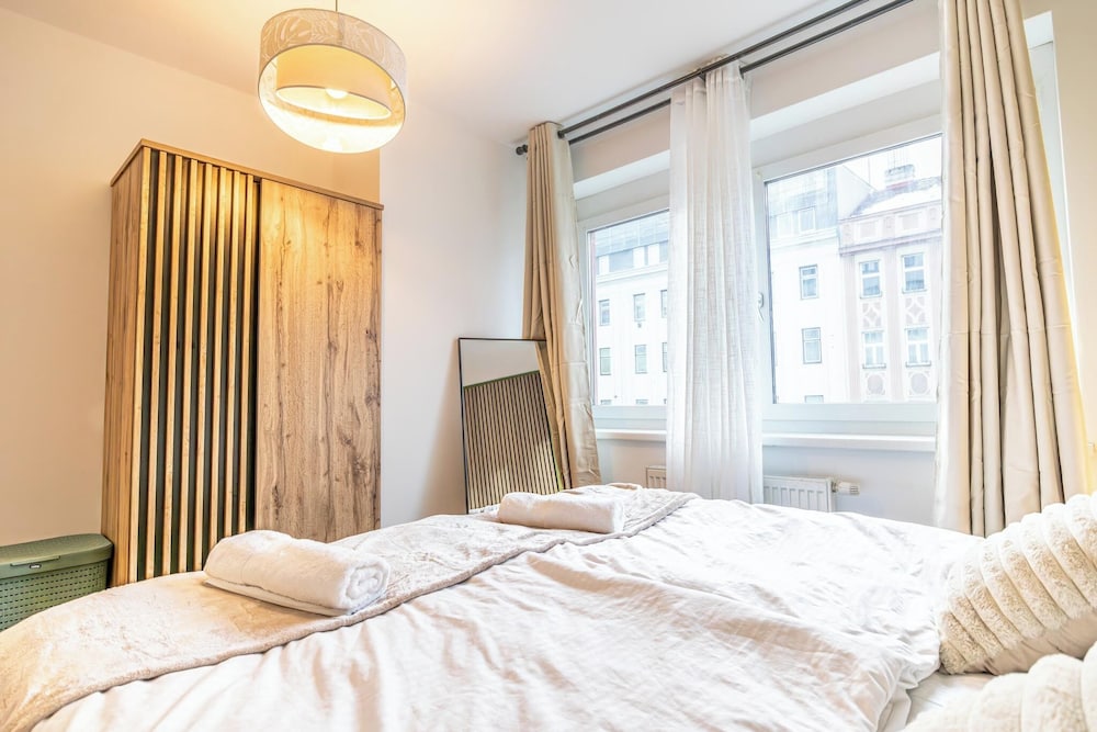 City Center Metro 1BR 1LR King Bed