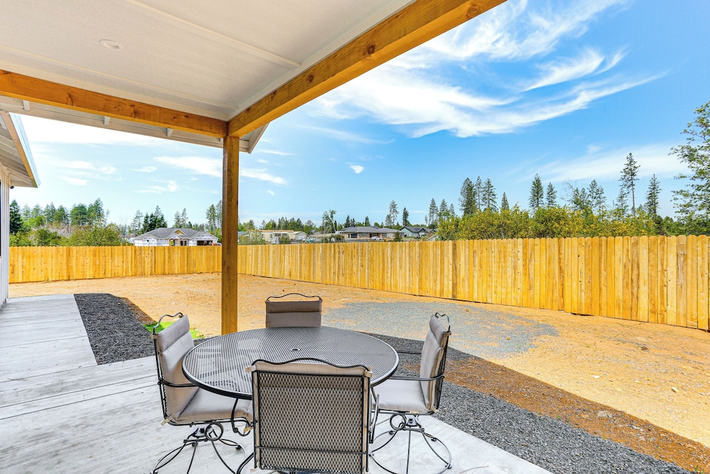 Patio + Outdoor Dining: Modern Home in Paradise