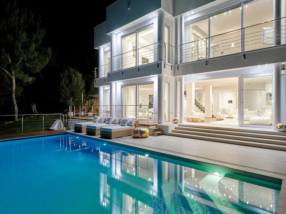 Lavish Villa With Infinity Pool and Views