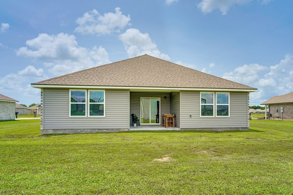 12 Mi to Avery Island: Spacious Family Home!