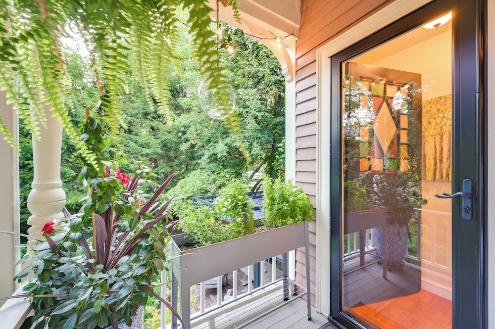< 1 Mi to Dtwn Salem: Apt w/ Shared Patio & Yard!