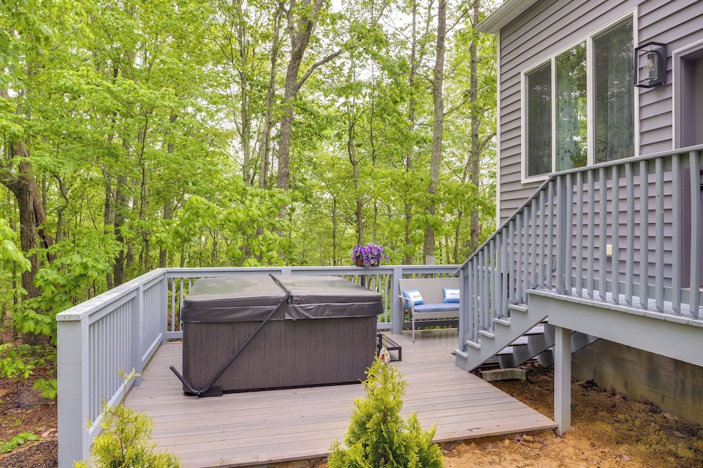 Cozy Couple's Retreat w/ Hot Tub in Smithville!