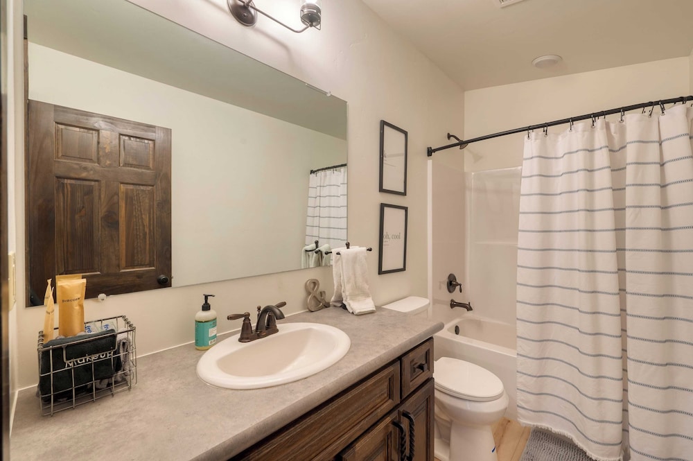 Winterhaven Estate by Avantstay Sleeps 19 Guests Mountain Compound w/ Views, Firepit, Hot Tub