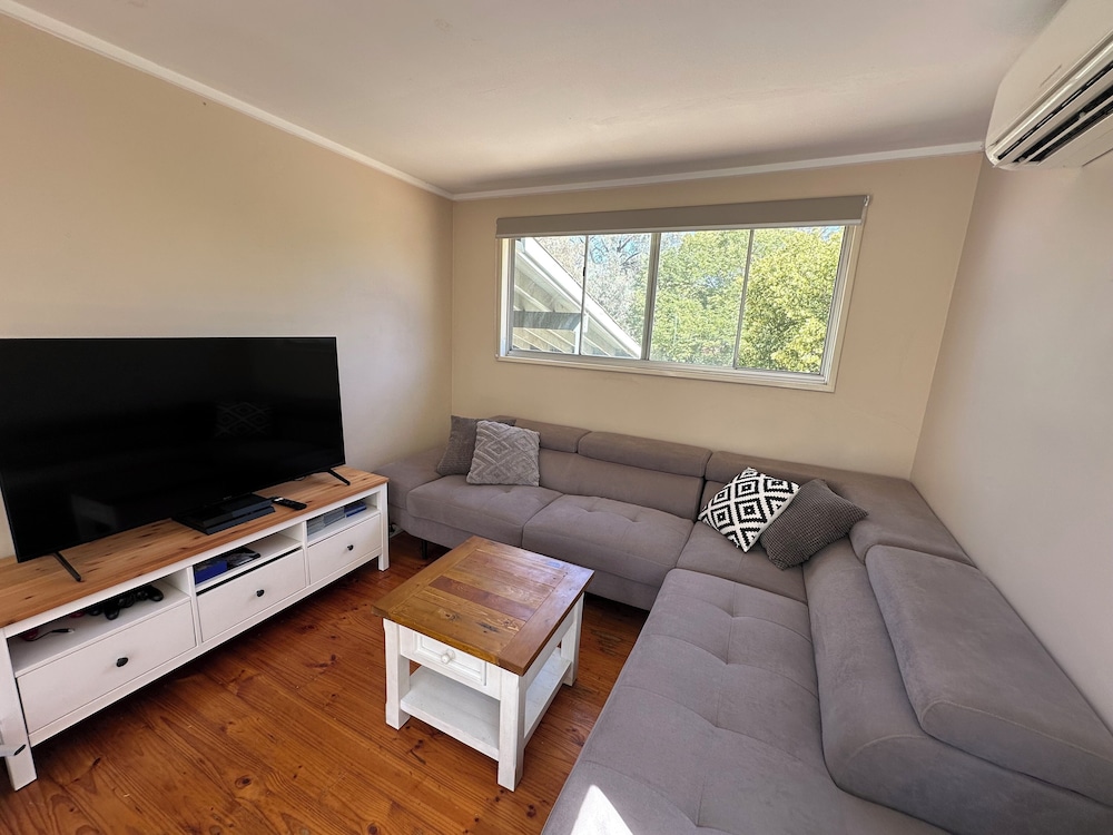 Charming 3 Bedroom Home in Garran, Perfect for Families and Groups