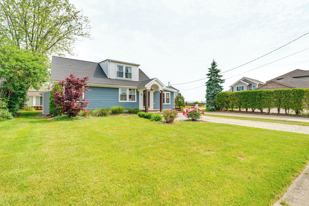 Canal-front St Clair Shores Home: 2 Mi to Dtwn