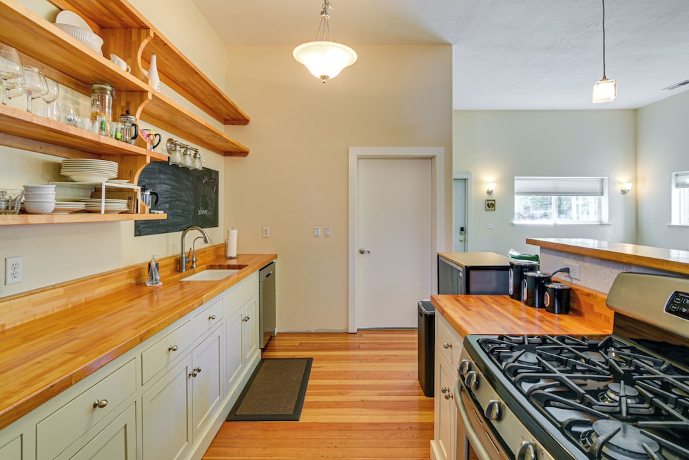 1 Mi to City Plaza: Family-friendly Chico Home