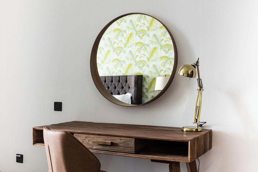 SIMPLY COMFORT Urban Chic Suites in J One Tower City & Canal Views