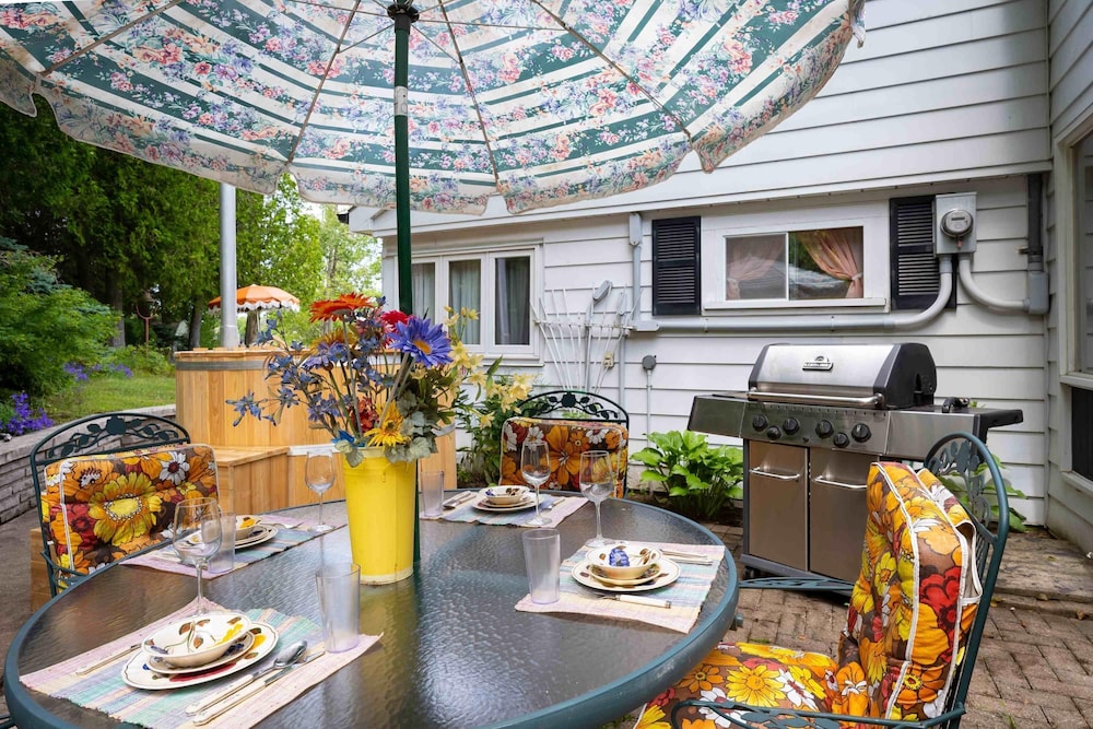 Retro Spacious Cottage - Somewhere in Time