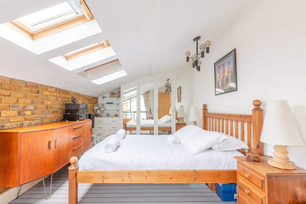 Spacious 2 Bedroom Apartment in Converted Warehouse in Brixton