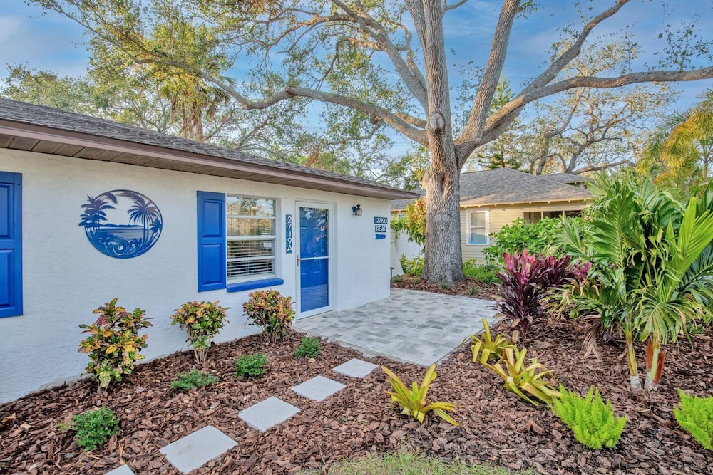 Royal Blue Downtown-gulfport-heated Pool
