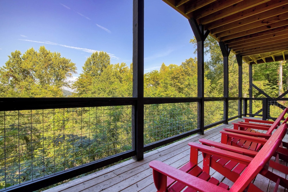 Indoor Pool, Theater, Hot Tub & Mountain Views Near Dollywood Crimson Crest by Avantstay
