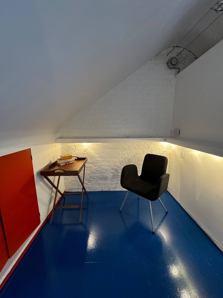 Spacious 4BD Family Home With Gardenkensal Green!