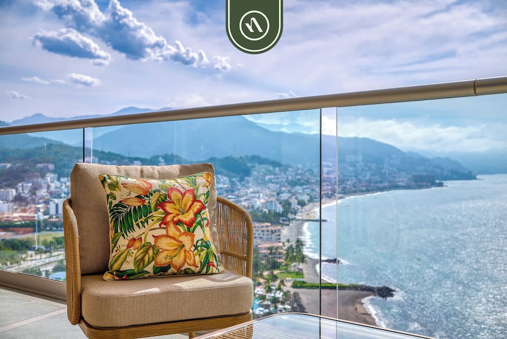 Beachfront Tropical 2 BR Condo - Pools - Gym