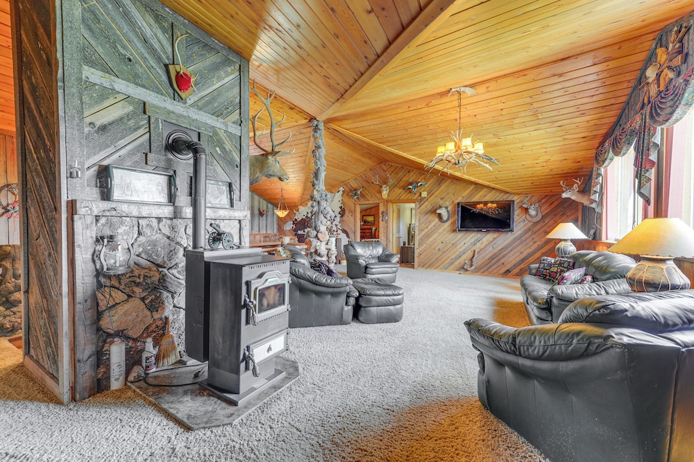 Stunning Mountain Views: Spacious Cabin in Dubois!