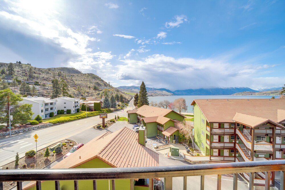 Walk to Lake Chelan: Top-level Waterfront Condo