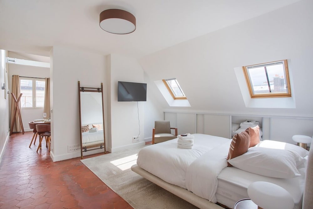 Superb Flat Ave Montaigne With Eiffel Tower View