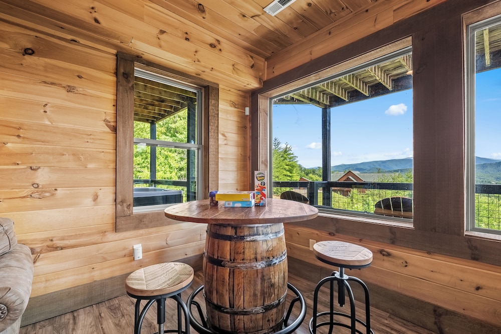 Amazing View Cabin w Gameroom Hot Tub Fire Pit