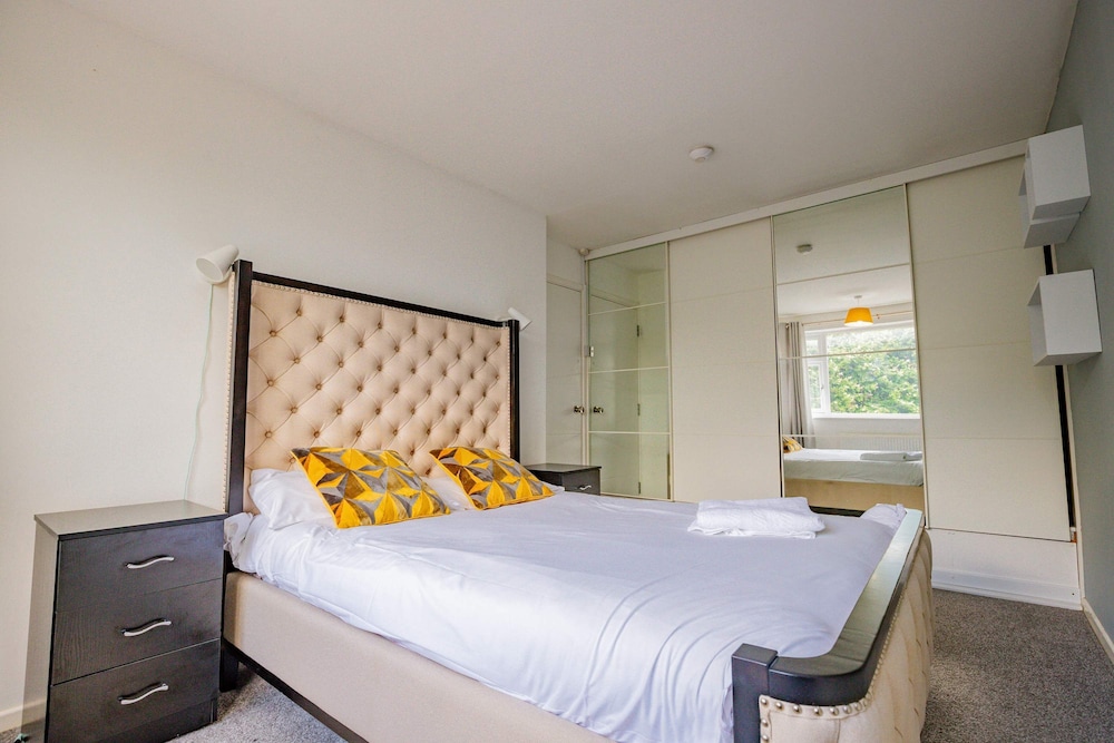 Host Stay Manfield Avenue