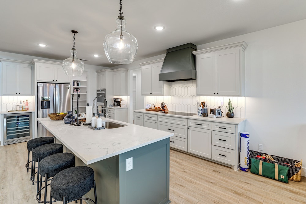 Hot Tub, Fire Pit! High-end Cedar Creek Lake Haven
