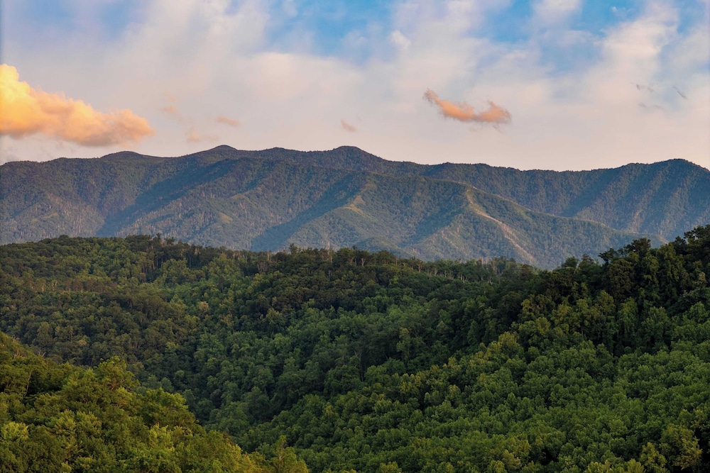 Triple Mountain View by Avantstay: Hot Tub, Game Room & Stunning Smoky Mountain Views