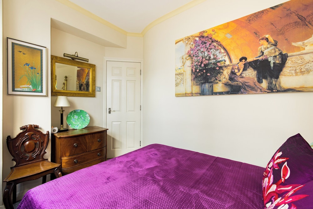 Mayfair 3-bed 6-guest W/patio & ac Berkeley Square