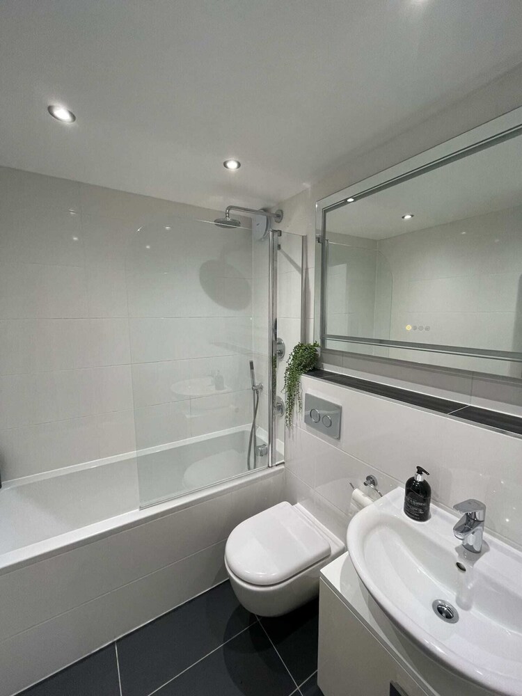 Stunning 3BD Maisonette W/balcony - Old Street!