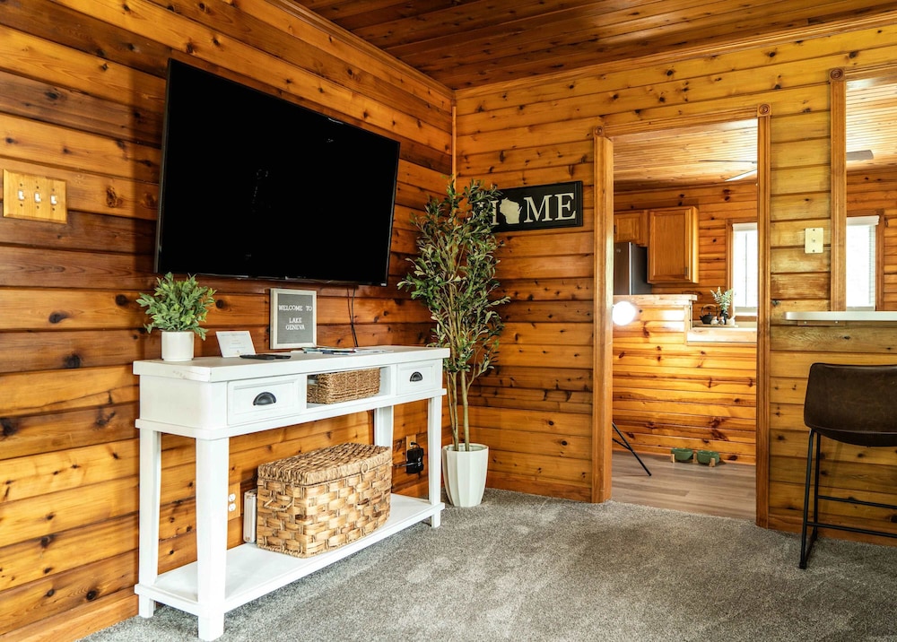 Pet Friendly Lake Geneva Getaway for 6!