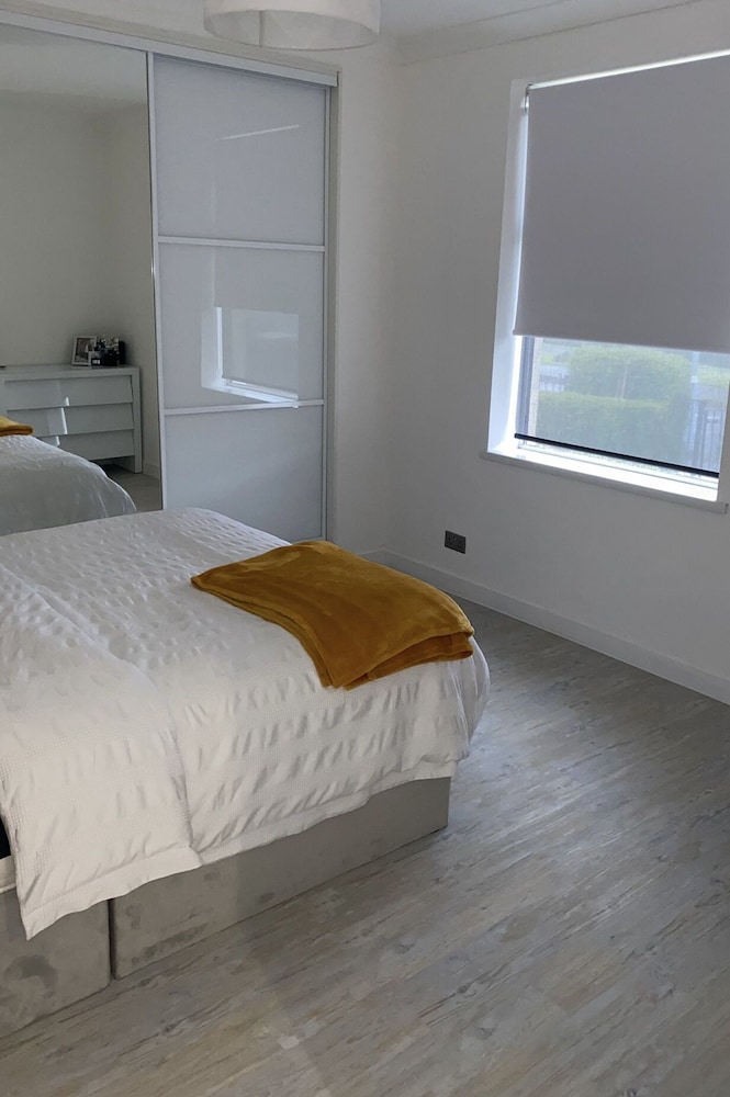 COP 26immaculate Newly Refurbished2 bed in Glasgow view 3