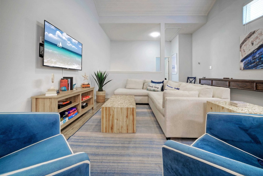 Sleeps 29, 3 Homes Beachside Resort Pool, Walk to the Beach