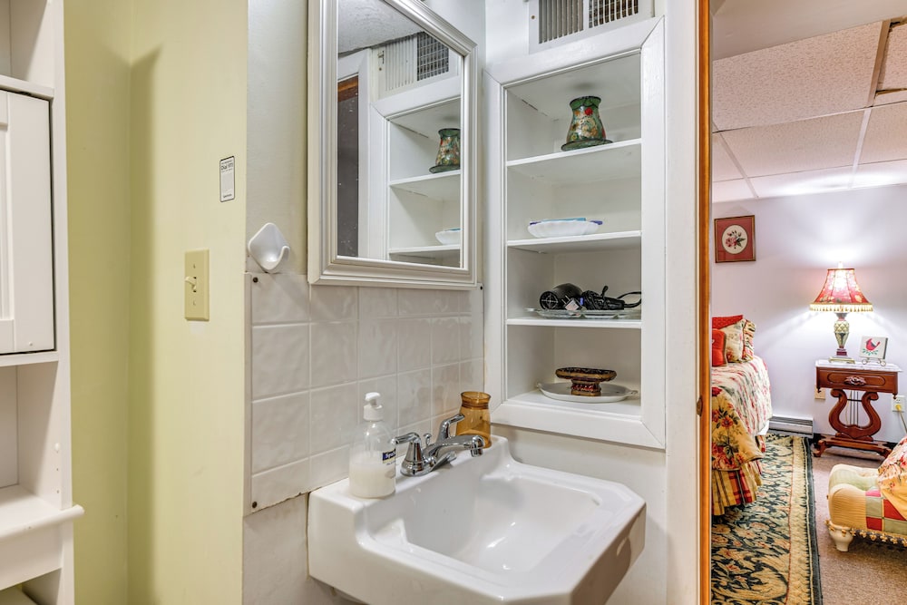 2 Mi to Walden Galleria: Apartment w/ Patio
