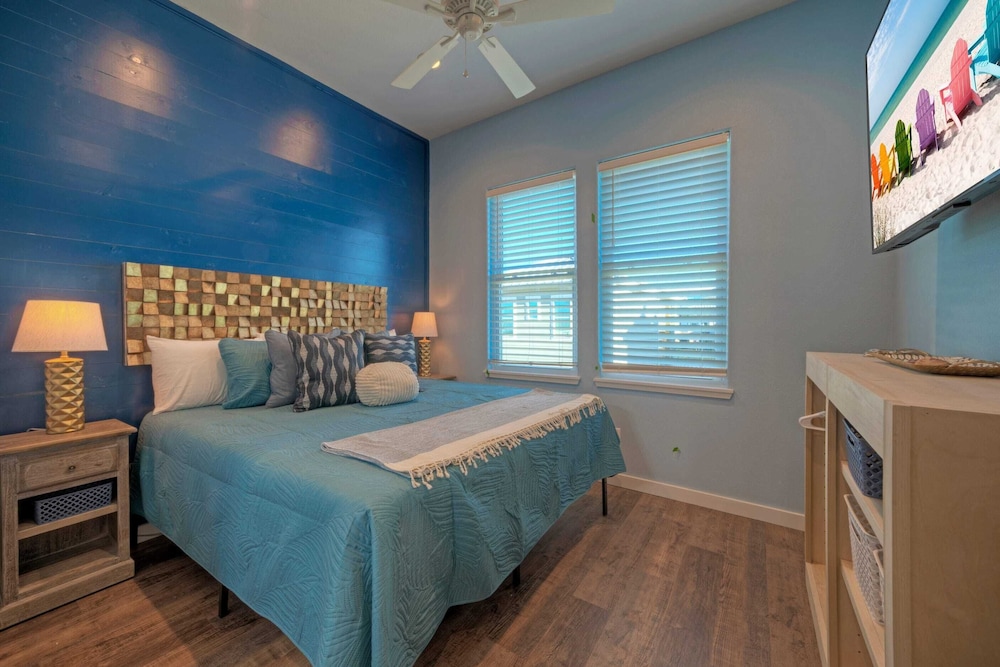 Sleeps 20 2 Homes w/ Beach Boardwalk Access, Water Canal Views, & Priv Pools