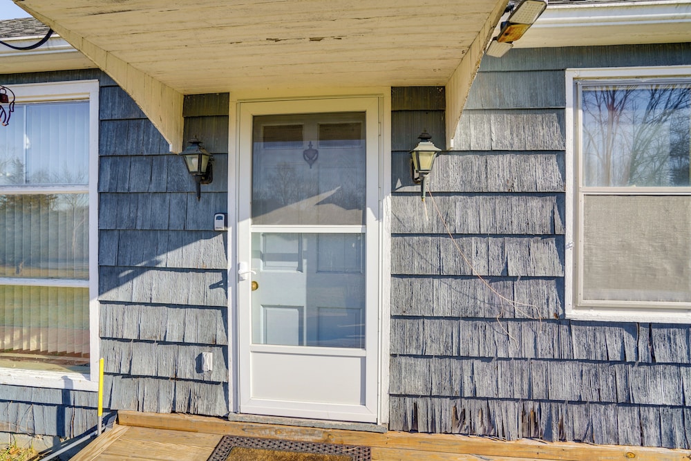 Quiet Country Living: Farmhouse Apt Near Hudson!