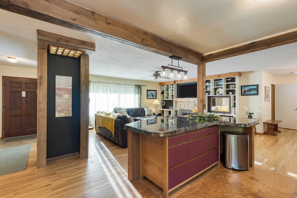 Lodge Trails, Hot Tub, Walk to Cornet Bay