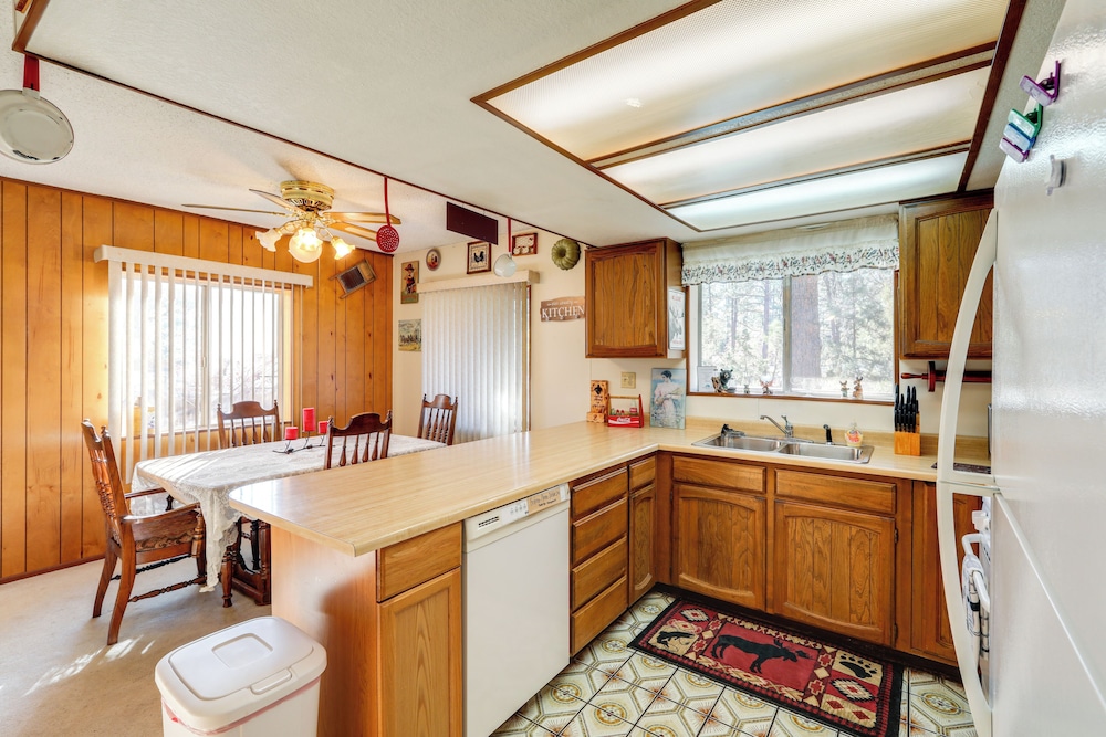 Deck & Forest Views: Black Bear Cabin' in Payson