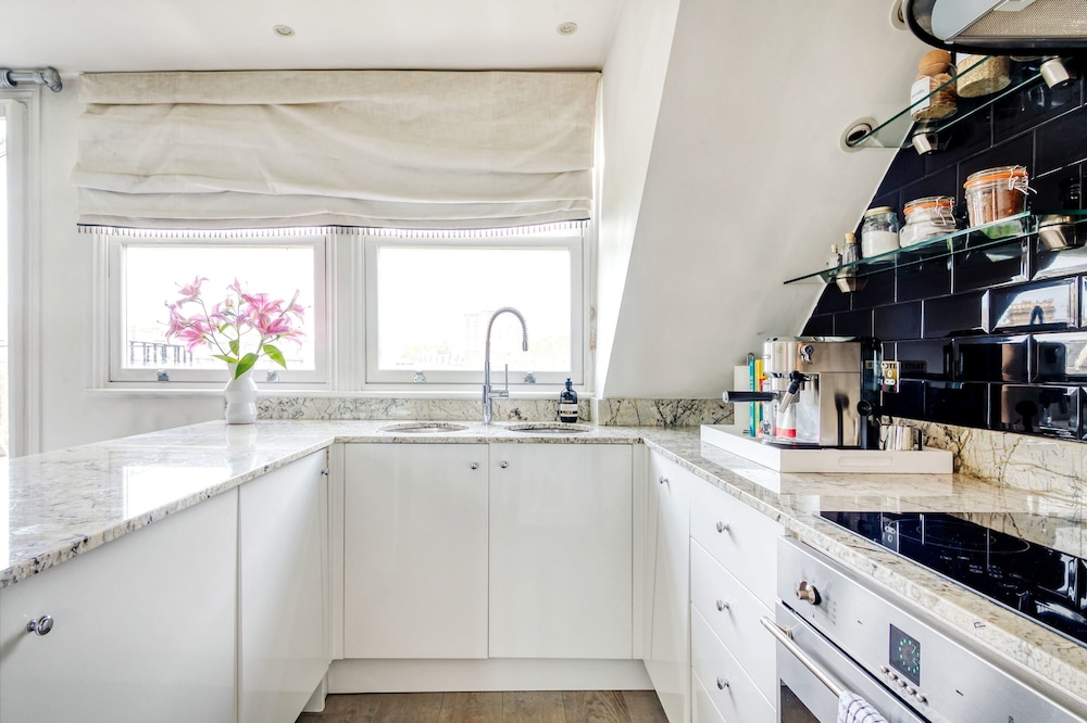 The Luxury Treehouse - One bed Little Venice - by Out of Office Lifestyle