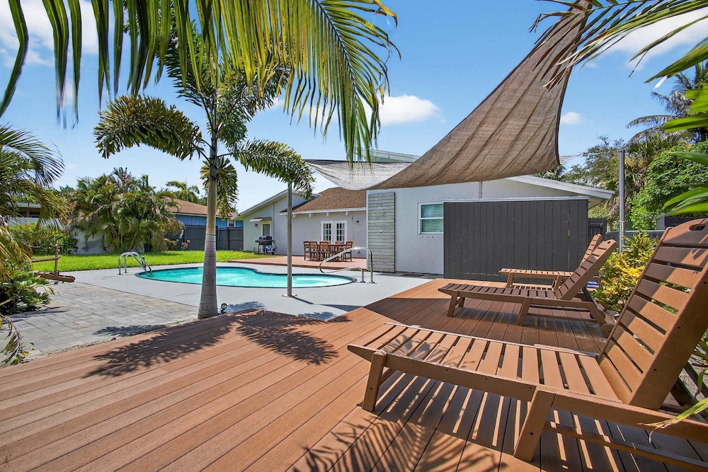 Luxury Meets Paradise Family-friendly 4BR w Pool