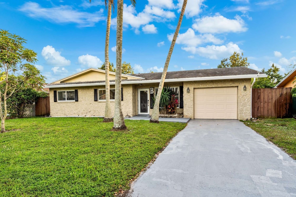 4BR With Private Pool and Game Room - Prime Location