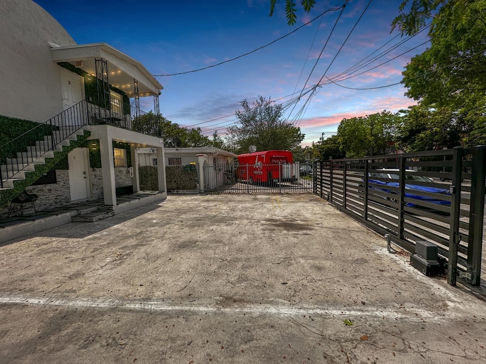 Vacay Spot Wynwood Comfy Hub 1 BBQ Patio Decor