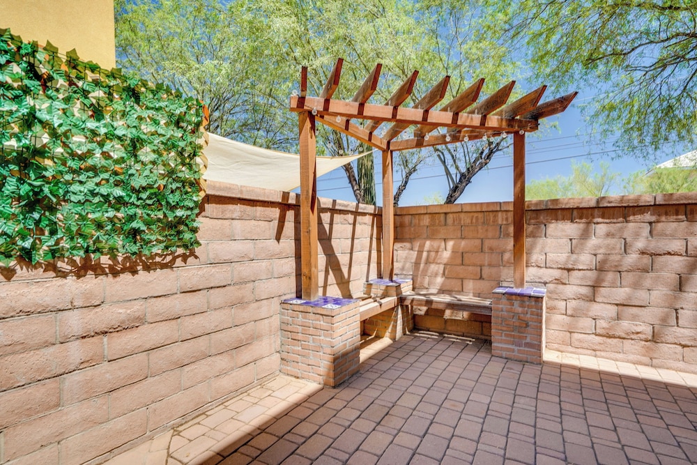 Southwestern Chic! Tucson Retreat w/ Private Patio