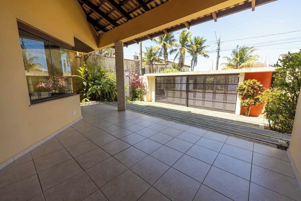 Casa com rea Gourmet e Quintal a 200 m da Praia