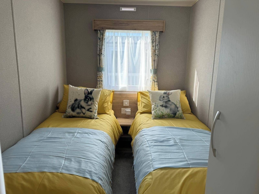 Gorgeous 2 Bed Caravan in South Cerney