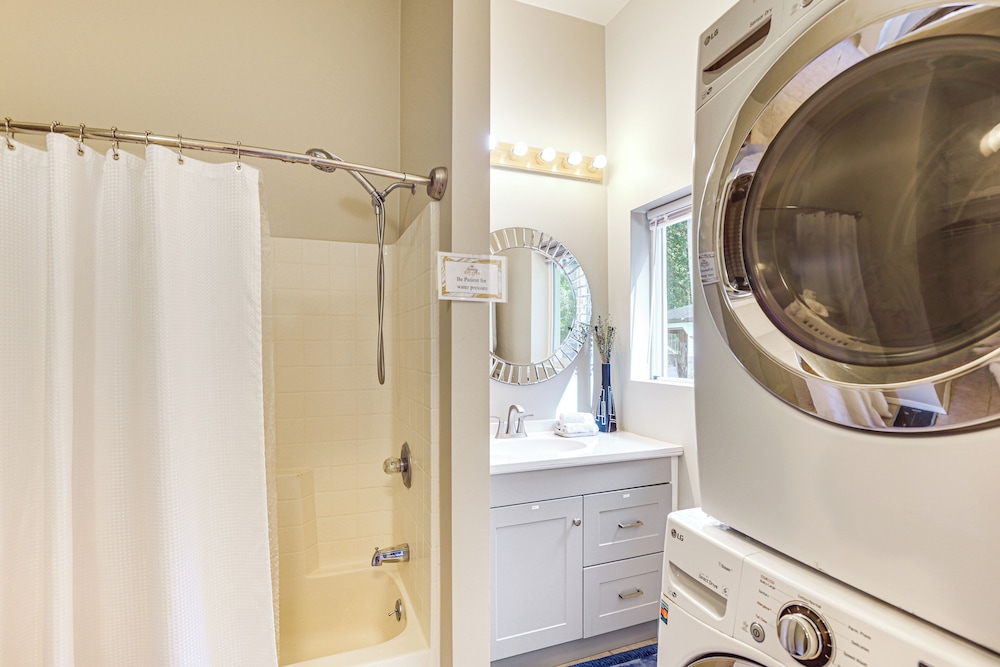 Hike & Explore: Guest Suite w/ Deck in Issaquah