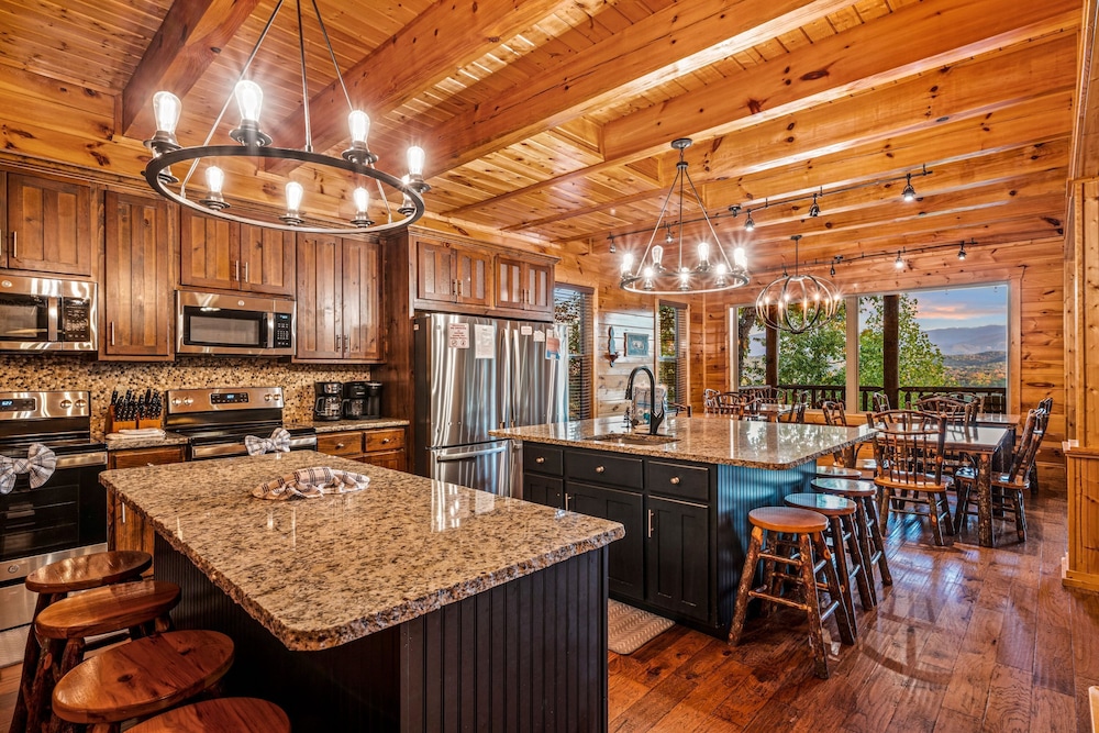 Grand View Lodge Panoramic Views Hot Tubs Game Room Theater Sleeps 56 Guests