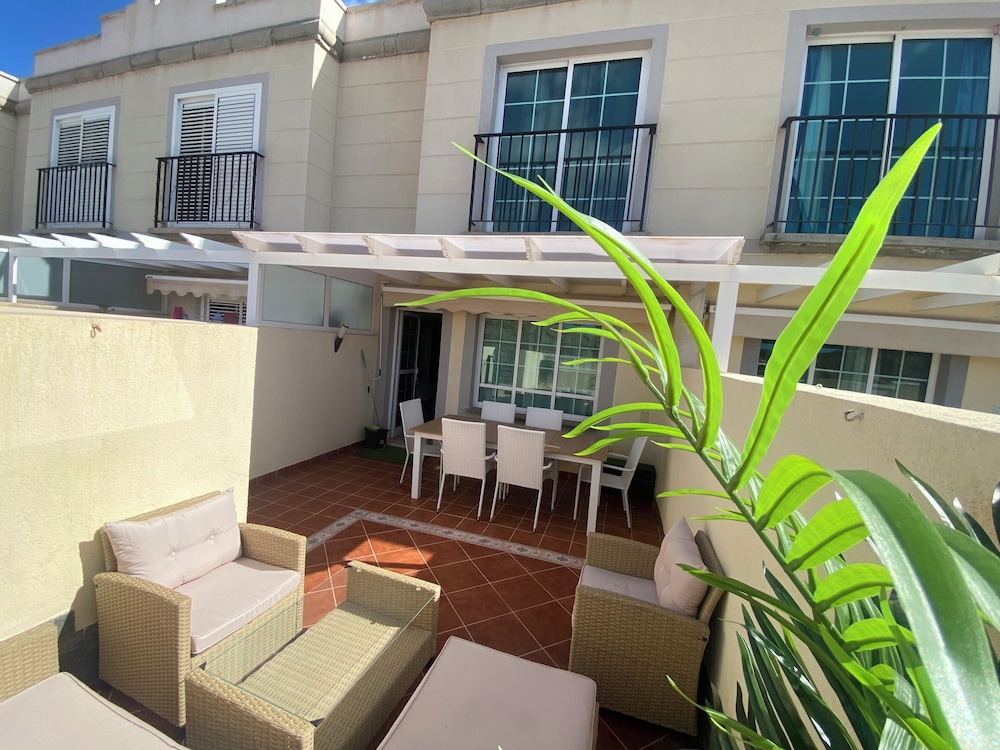 New Renovated Family Home Above Swimming Pool!
