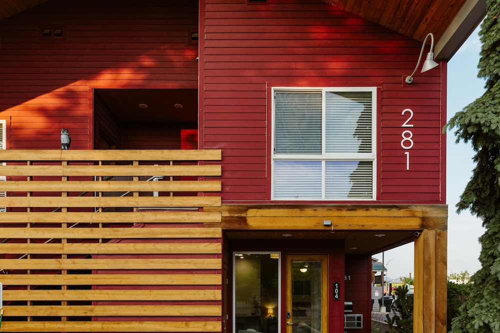 New Walkable Queen Studio w Kitchen view 3