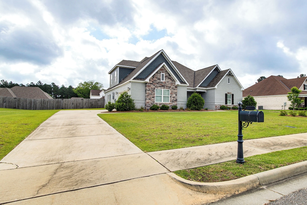 4 Mi to Dtwn: Stylish Home w/ Large Yard in Dothan