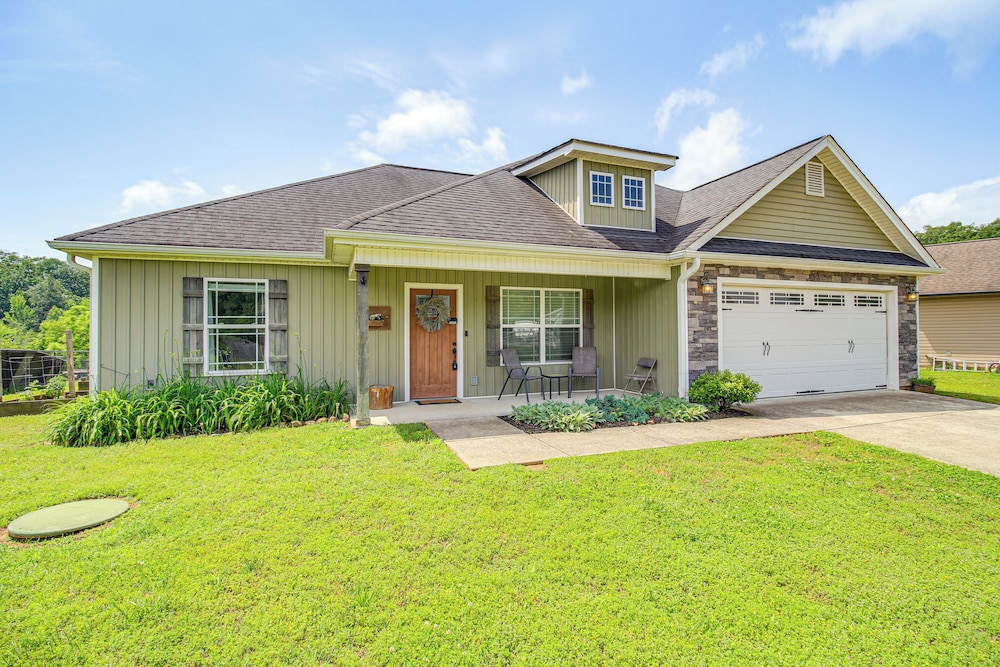 13 Mi to Chattanooga: Family Home w/ Backyard!