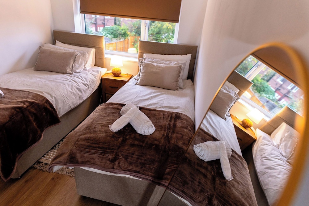 Beautiful Wythenshawe Home Near Airport With Garden & Parking Sleeps 5